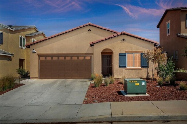 Primary Photo - Charming 3-Bedroom Home on Golf Course in ...