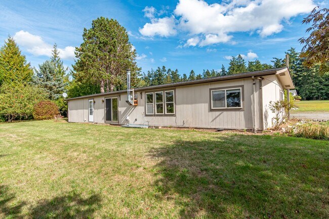 Building Photo - 3 Bed  2 Bath Pet Friendly Home