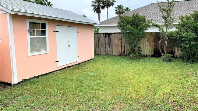 Building Photo - 221 Poinsettia Dr