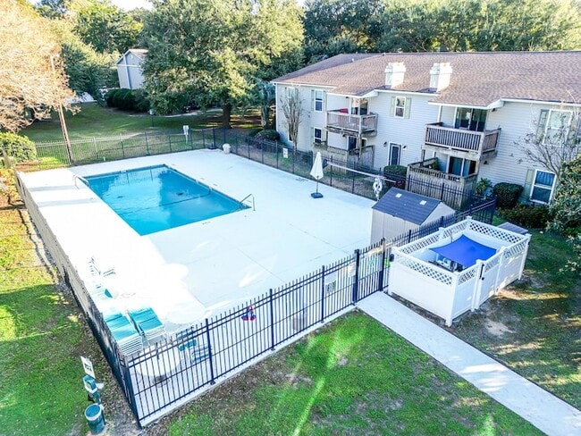 Building Photo - 1402 Camp Rd
