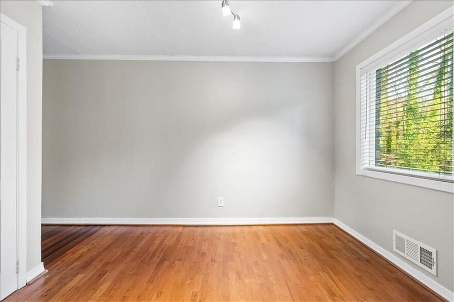 Building Photo - 2412 Peachwood Cir NE