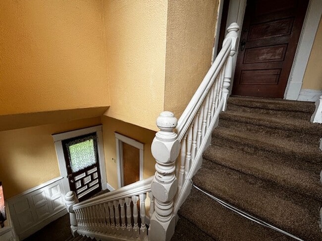 Building Photo - 7 Bedroom House close to Shopping and What...