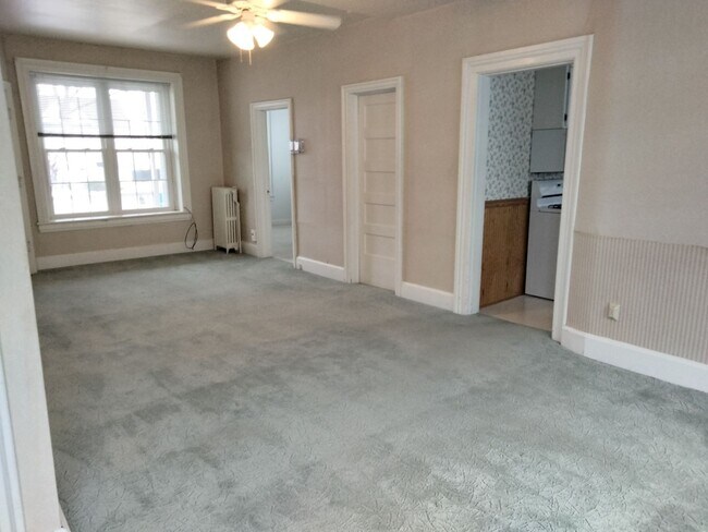 Building Photo - Spacious 1 bedroom 1 bath on the Main Level of a 5 plex.