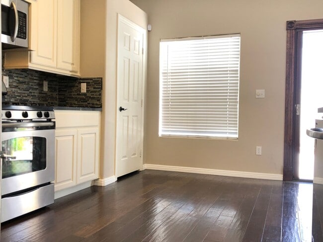 Building Photo - 3 BEDROOM & 2.5 BATH TOWNHOME LOCATED IN G...