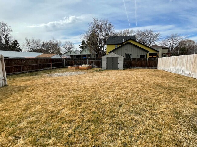 Building Photo - Beautiful3 bed 2,5 bath townhouse in Garden City