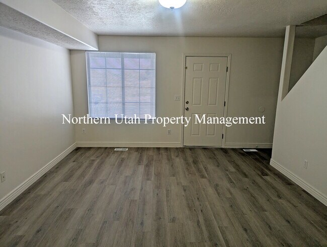 Building Photo - 3 Bed 2.5 Bath HVAC