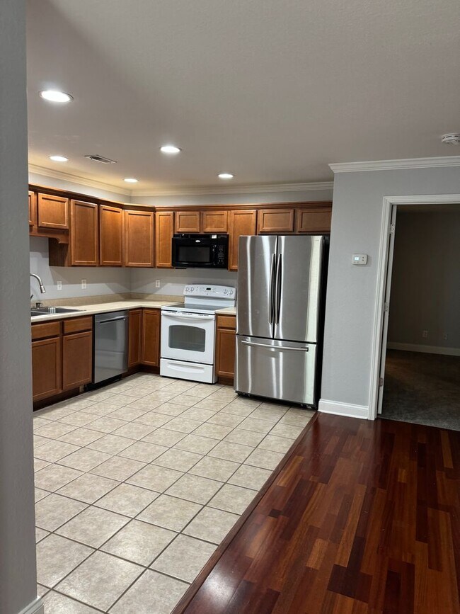 Building Photo - Maryville 37804 - 4-Bedroom, 2-Bath, 2-Story Condo - Contact Faye Hudson 865-789-3204
