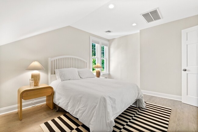 Building Photo - 90 Maple Pl