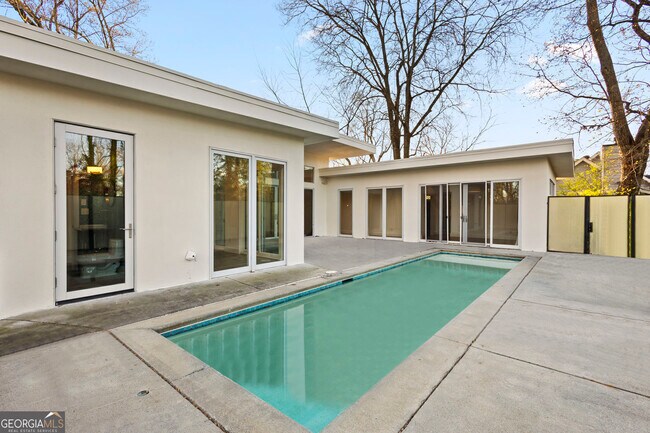 Building Photo - 935 Custer Ave SE