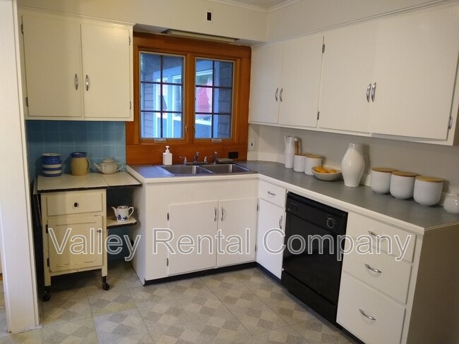 Building Photo - 323 Pelham Rd