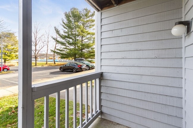 Building Photo - 2 Bed/2 Bath with loft. Close to Campus On bus line.