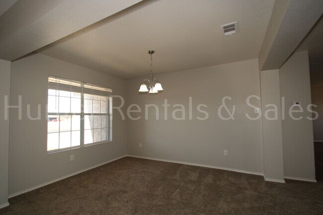 Building Photo - Spacious!