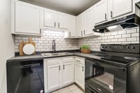 Building Photo - Renovated 2 Bedroom with Washer + Dryer Av...
