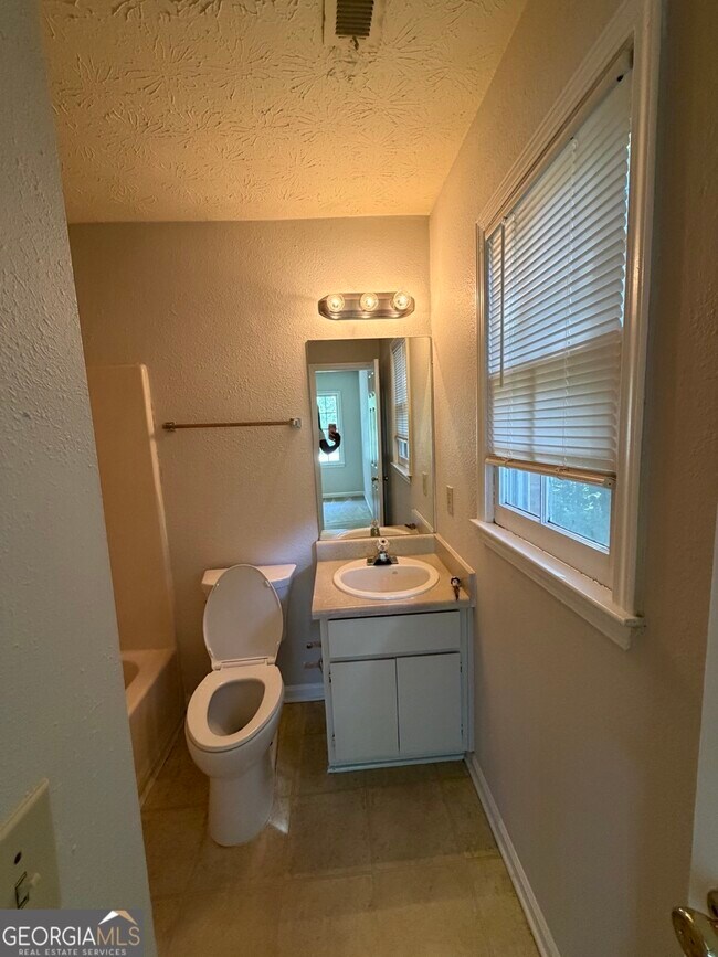 Building Photo - 1337 Sweet Pine Dr