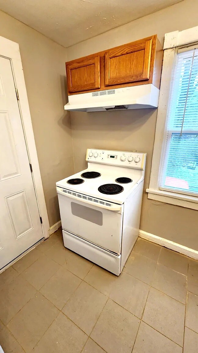 Building Photo - Room in Duplex on M.L.K. Jr Dr SW