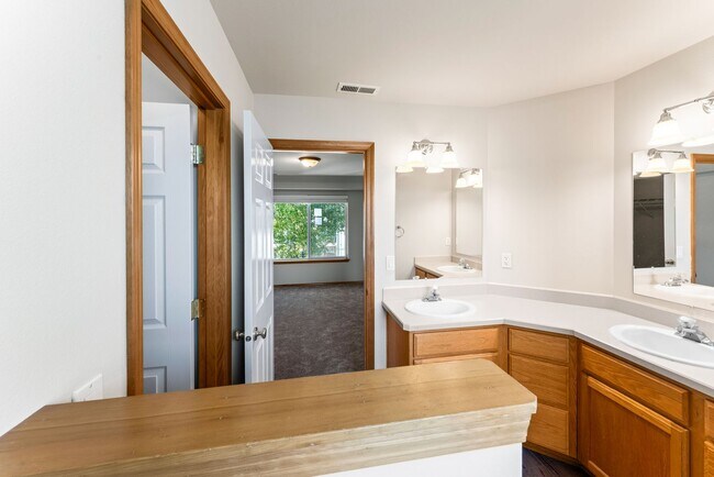 Building Photo - 1560 SW Reindeer Ave