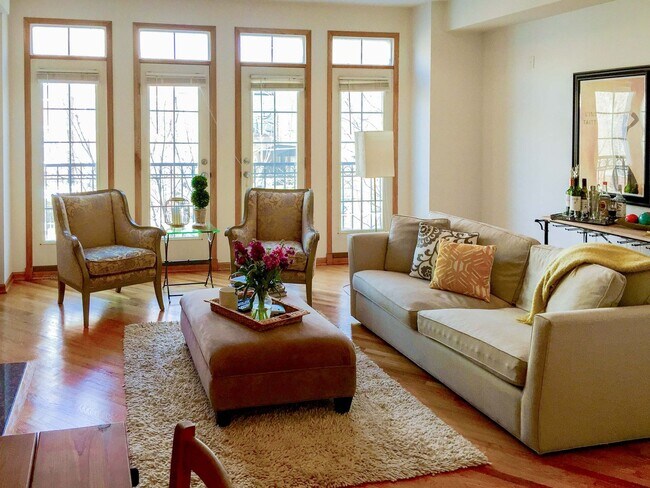 Building Photo - 1321 W Belmont Ave