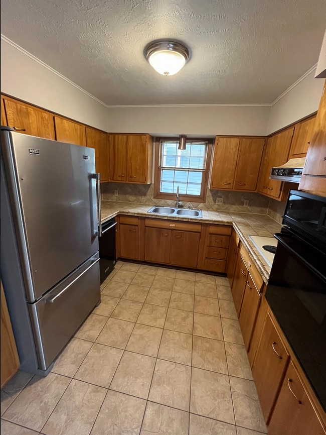 Building Photo - Conveniently Located 3-Bedroom with Walk-O...