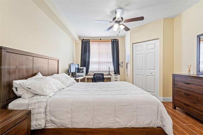 Building Photo - 6841 SW 44th St