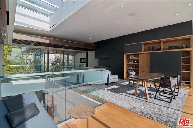 Building Photo - 1232 Sunset Plaza Dr