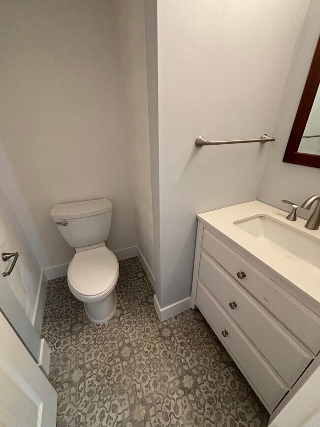 Building Photo - 118 S Evans St