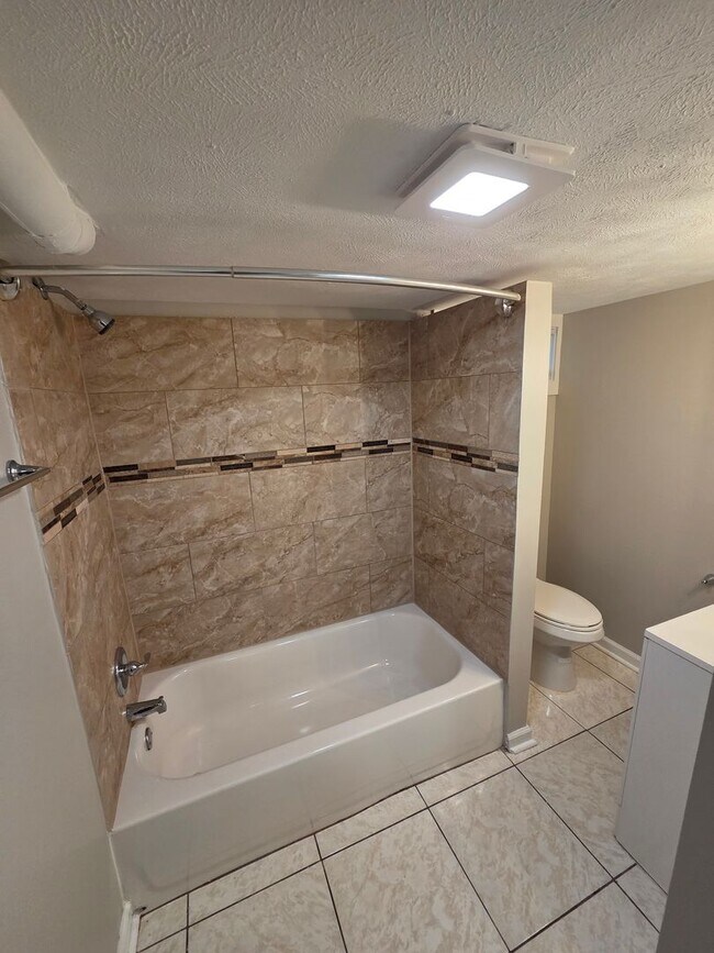 Building Photo - 3 bed, 2 bath, 1 car detached garage!