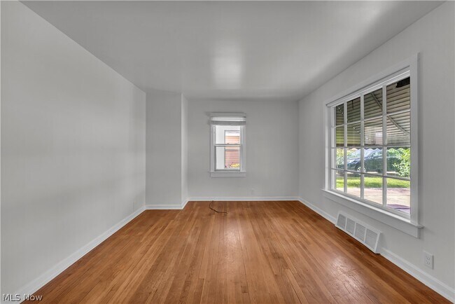Building Photo - 5581 Saxon Dr