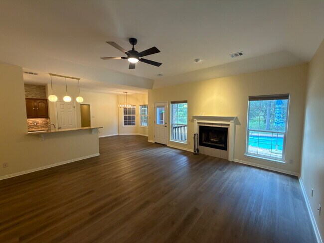 Building Photo - 3 bed 2 bath 2 car garage & pool.