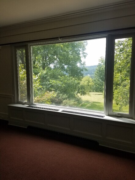 Building Photo - 115 Llenroc Ct