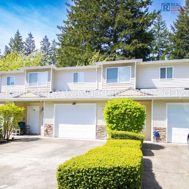 Building Photo - Cozy 2 Bedroom Townhouse + Garage Near Lak...