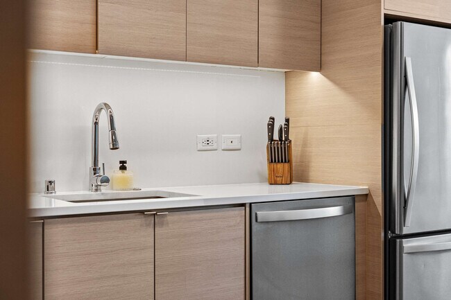 Building Photo - 1049 Seventh Avenue-SI FL7-ID1228264P