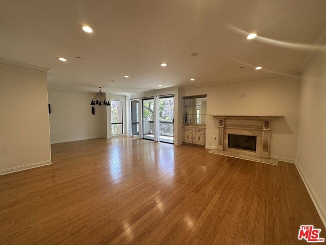 Building Photo - 324 N Palm Dr