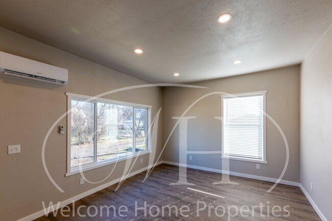 Building Photo - Newly Remodeled 1 Bedroom with an Office
