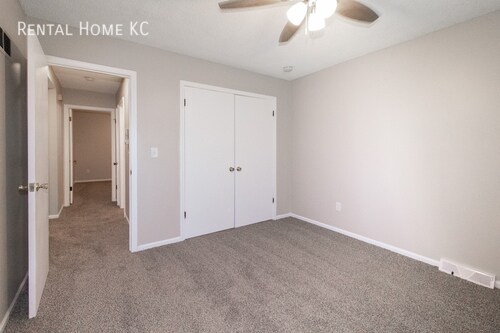 Building Photo - Roomy 3-bed 2-bath Duplex w/Fin Lower Leve...