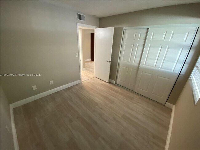 Building Photo - 1237 SW 46th Ave