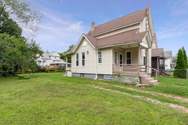Building Photo - 2 Bed Home with Large Yard & Covered Porch – $1,295/mo