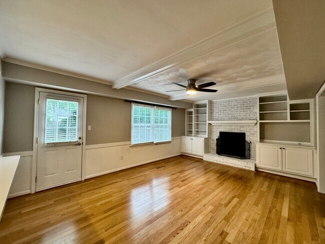 Building Photo - 4-Bedroom Home In Great Neck Meadows! Ready NOW!!! Fenced Backyard! HUGE Corner Lot! Dog Friendly!