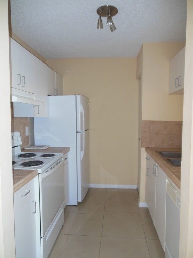 Building Photo - 1743 Village Blvd