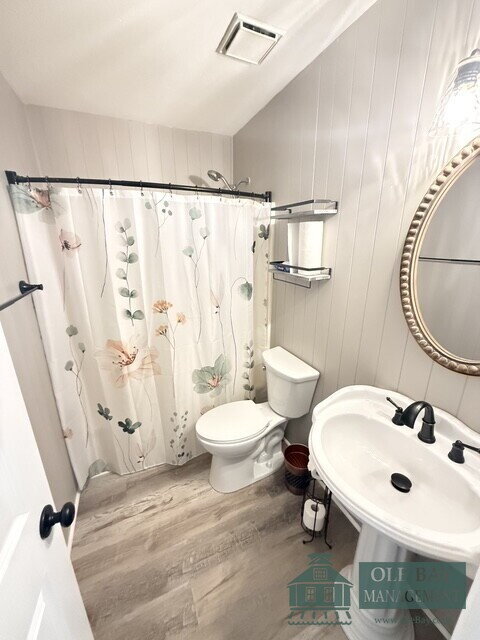 Building Photo - Granite counter tops, stainless steel appliances, luxury primary suite, and a large, fenced yard....