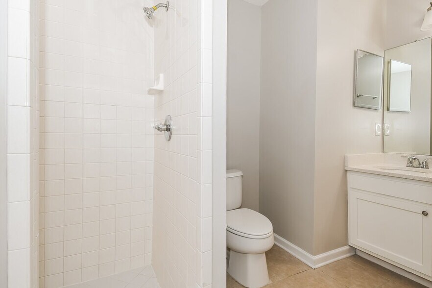 Building Photo - 874 Long Lake Dr