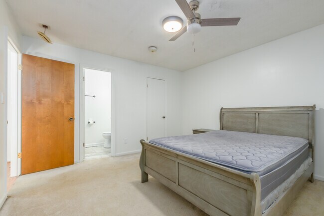 Building Photo - 1500 Brookdale Dr