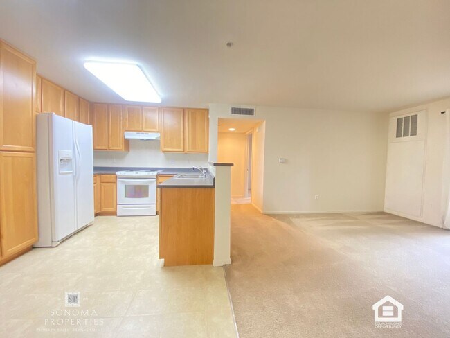 Building Photo - Must-See Charming Ground-Level 1 Bedroom Apartment