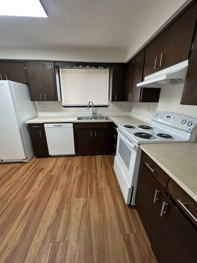 Building Photo - Gorgeous 4 Bedroom 2 Bathroom House!!!! #1101