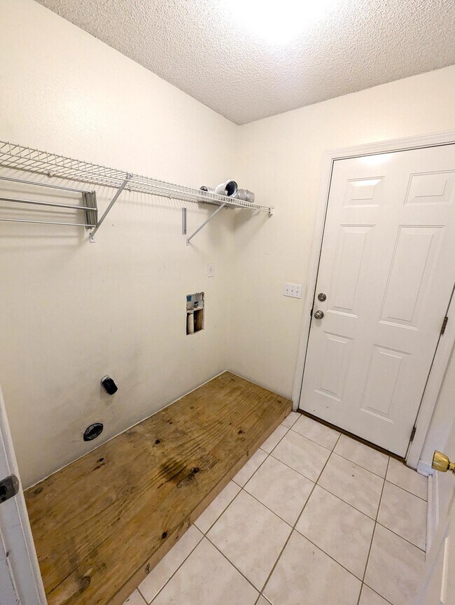 Building Photo - 7300 Rexford St