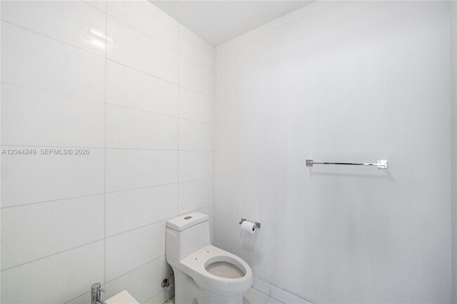 Building Photo - 2020 N Bayshore Dr