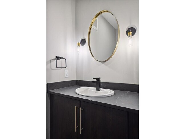 Building Photo - 253 Lake St E