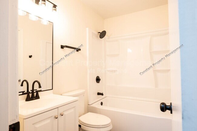 Building Photo - 2416 Hillside Dr