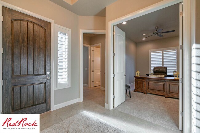 Building Photo - Stunning 2 Bedroom Fully Furnished Home. Community Pool & Mini Golf!