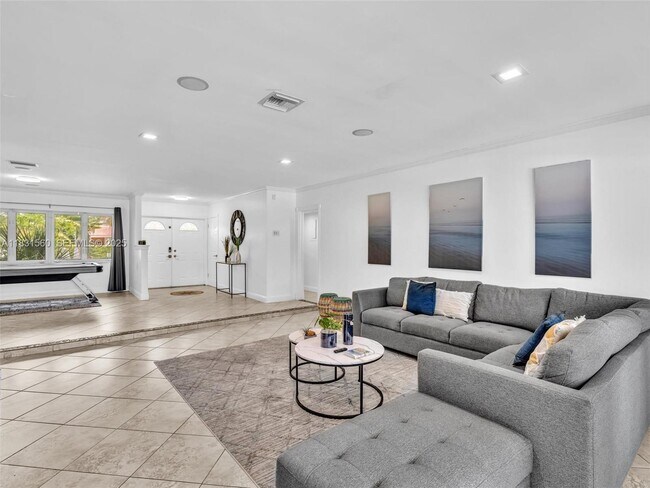 Building Photo - 413 Tamarind Dr