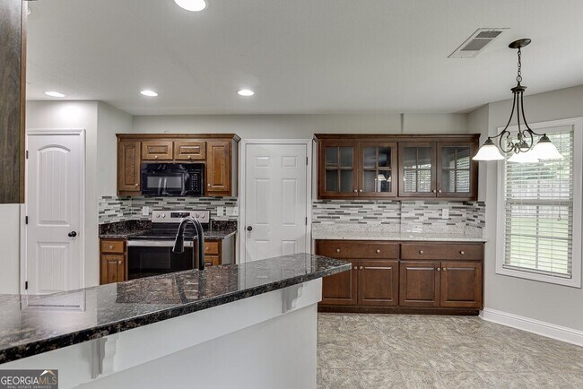 Building Photo - 323 Deer Run Dr
